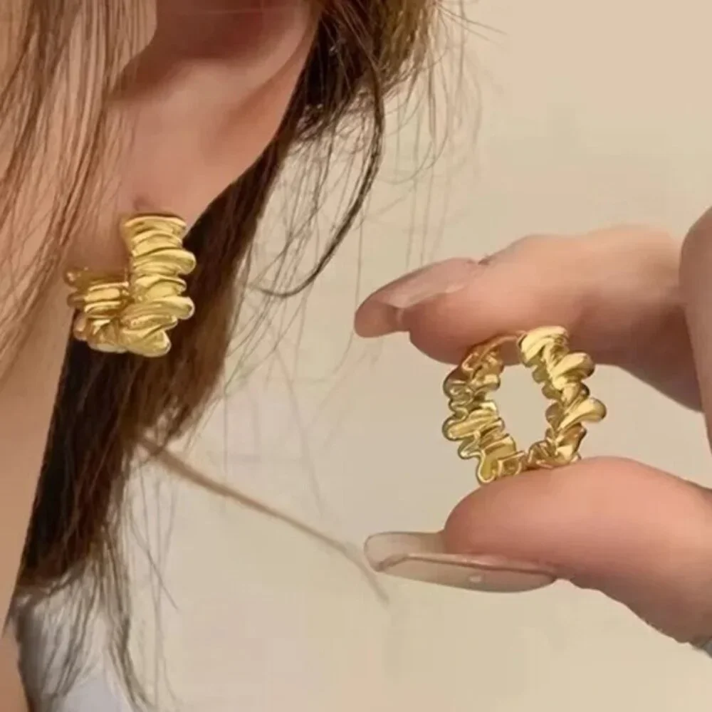 Gold crinkle huggie hoop earrings ✨